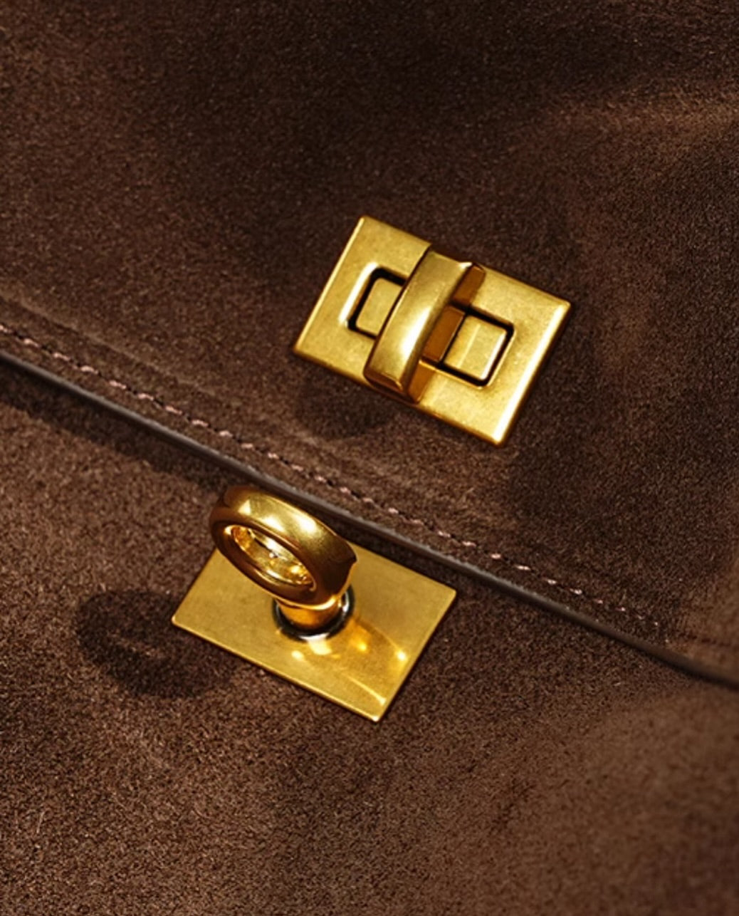 "Sac à main AMÉLIE en daim véritable, automne-hiver, élégant avec fermeture dorée et bandoulière réglable."
