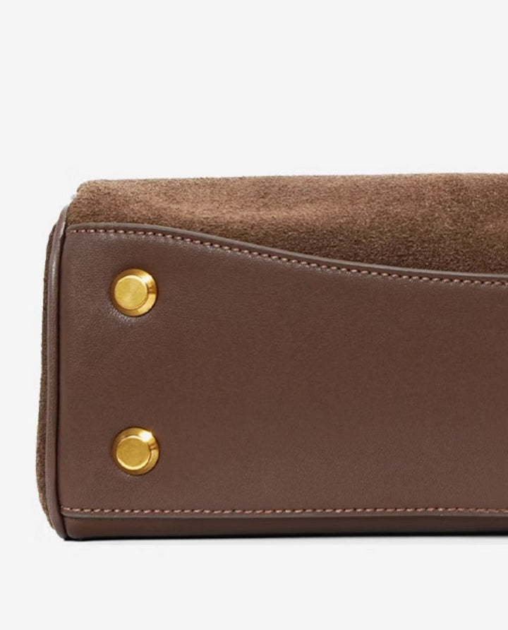"Sac à main AMÉLIE en daim véritable, automne-hiver, élégant avec fermeture dorée et bandoulière réglable."