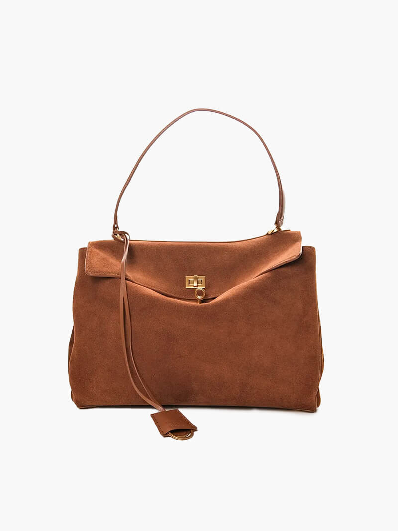 "Sac à main AMÉLIE en daim véritable, automne-hiver, élégant avec fermeture dorée et bandoulière réglable."