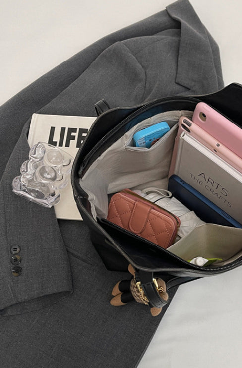 "Sac à main cuir végan Éléna, élégant et moderne, avec design épuré et intérieur spacieux pour femme."