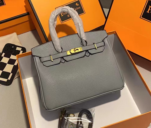 "Sac à main en cuir luxueux, marron, avec design élégant, poignées confortables, et grande capacité"