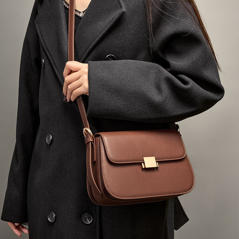 "Sac à main en cuir véritable NOXA, élégant, polyvalent, beige, bandoulière réglable, détails luxueux, féminin et chic."