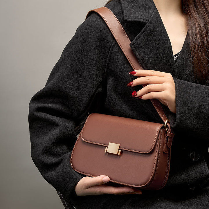 "Sac à main en cuir véritable NOXA, élégant, polyvalent, beige, bandoulière réglable, détails luxueux, féminin et chic."