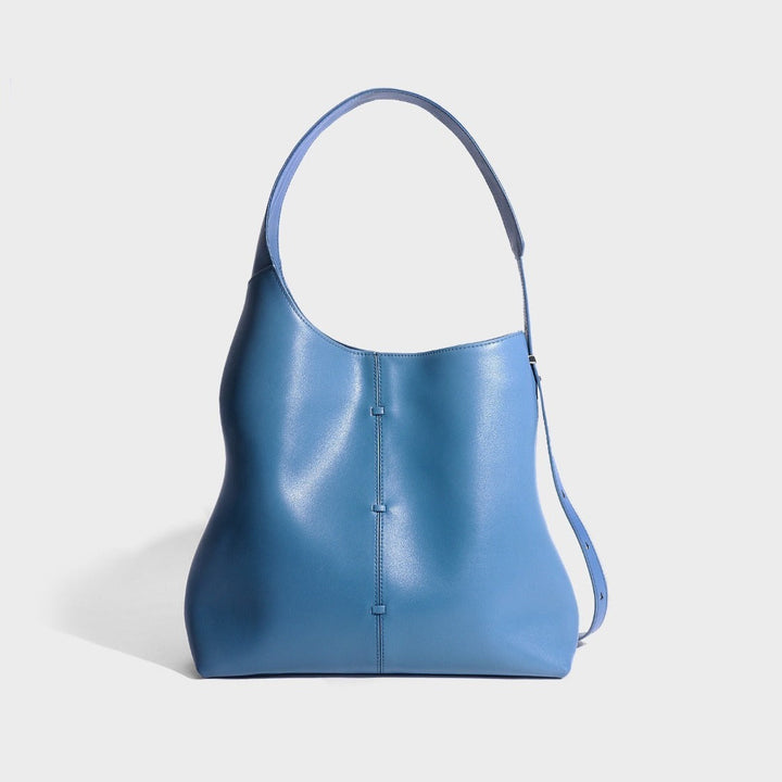 Sac à main femme élégant en cuir bleu foncé, minimaliste et urbain, dimensions 35x26x12 cm avec bandoulière ajustable.