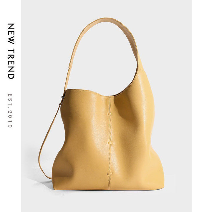 Sac à main femme élégant en cuir bleu foncé, minimaliste et urbain, dimensions 35x26x12 cm avec bandoulière ajustable.