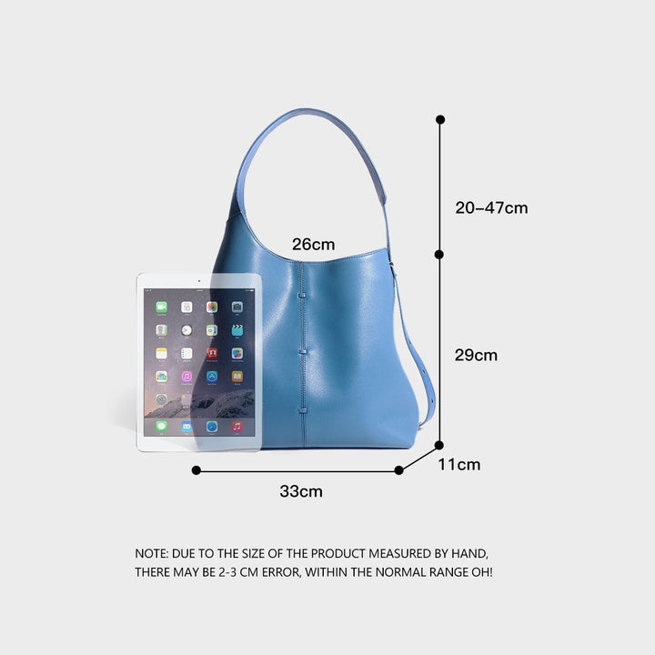 Sac à main femme élégant en cuir bleu foncé, minimaliste et urbain, dimensions 35x26x12 cm avec bandoulière ajustable.