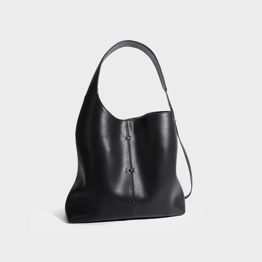 Sac à main femme élégant en cuir bleu foncé, minimaliste et urbain, dimensions 35x26x12 cm avec bandoulière ajustable.