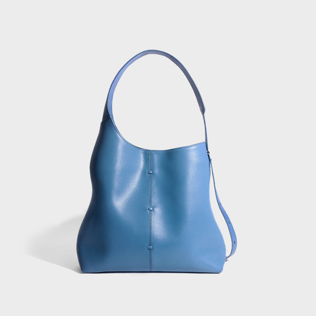Sac à main femme élégant en cuir bleu foncé, minimaliste et urbain, dimensions 35x26x12 cm avec bandoulière ajustable.