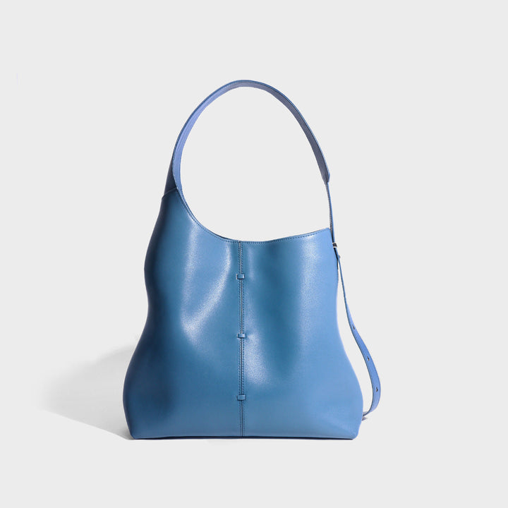 Sac à main femme élégant en cuir bleu foncé, minimaliste et urbain, dimensions 35x26x12 cm avec bandoulière ajustable.