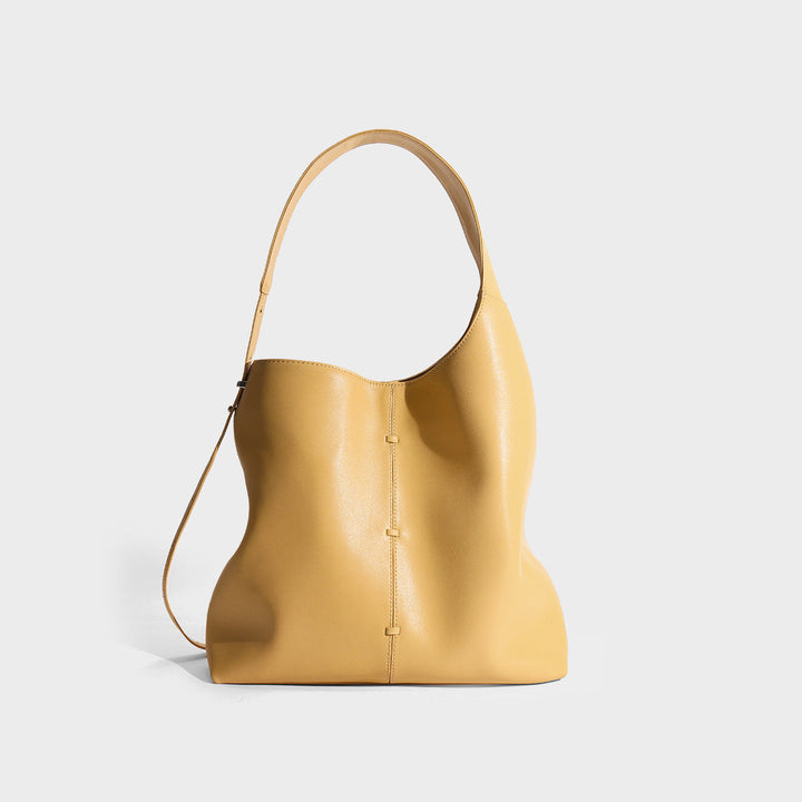 Sac à main femme élégant en cuir bleu foncé, minimaliste et urbain, dimensions 35x26x12 cm avec bandoulière ajustable.