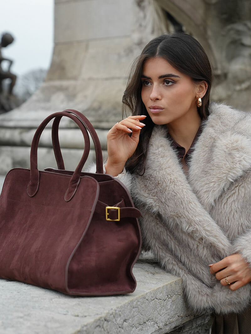 "Sac à main luxe automnal en daim végan, design élégant avec bandoulière ajustable pour femmes."