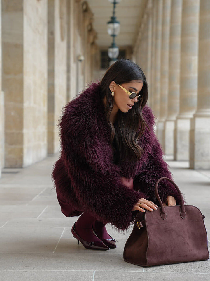 "Sac à main luxe automnal en daim végan, design élégant avec bandoulière ajustable pour femmes."