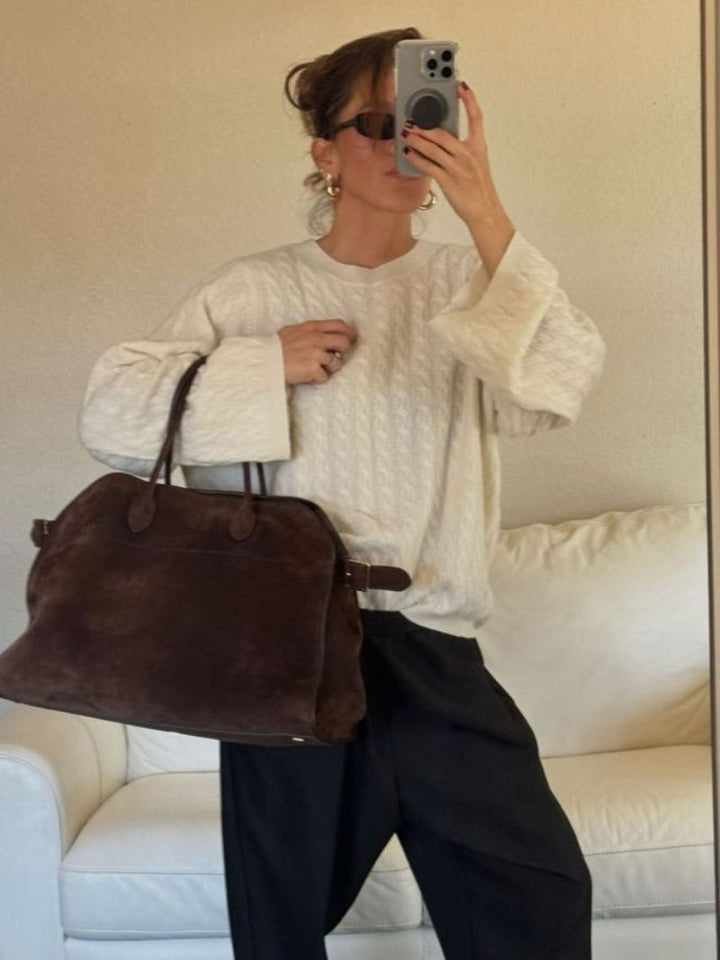 "Sac à main luxe automnal en daim végan, design élégant avec bandoulière ajustable pour femmes."