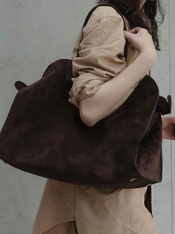 "Sac à main luxe automnal en daim végan, design élégant avec bandoulière ajustable pour femmes."