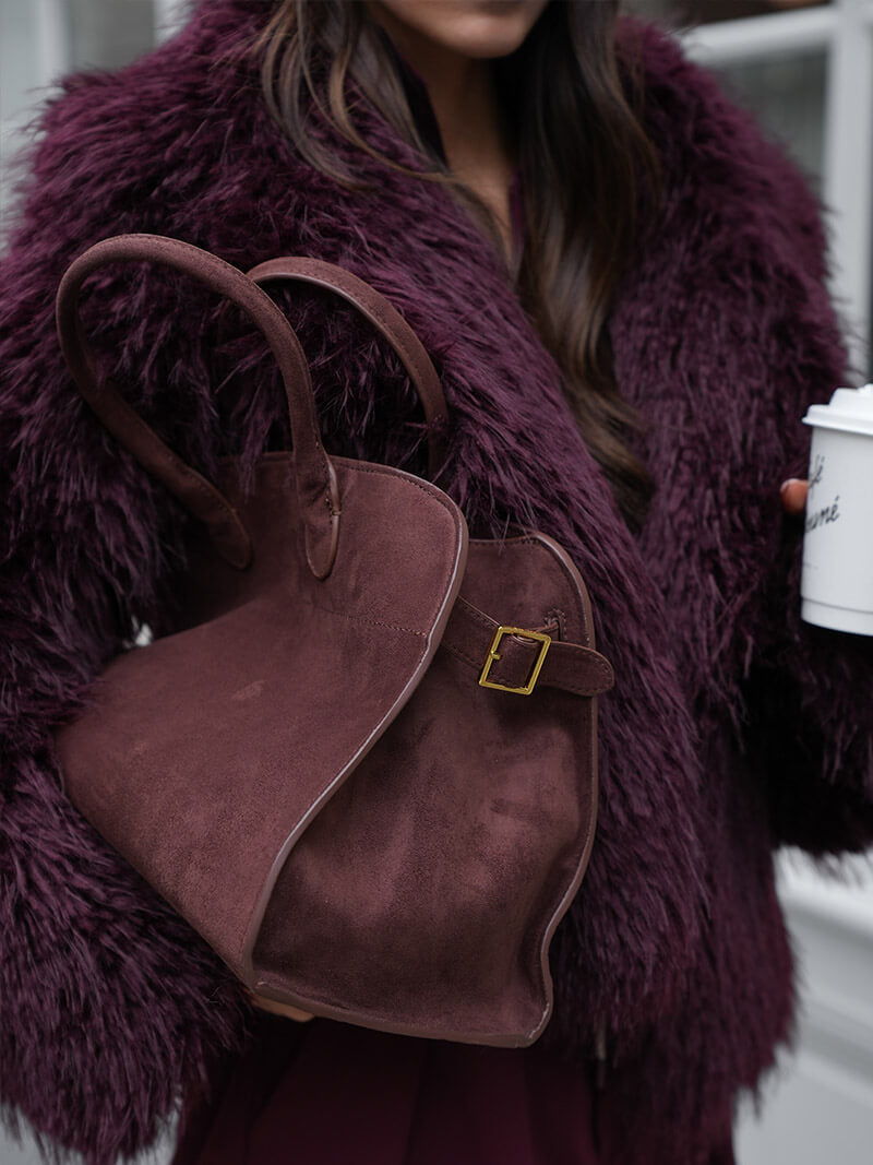 "Sac à main luxe automnal en daim végan, design élégant avec bandoulière ajustable pour femmes."