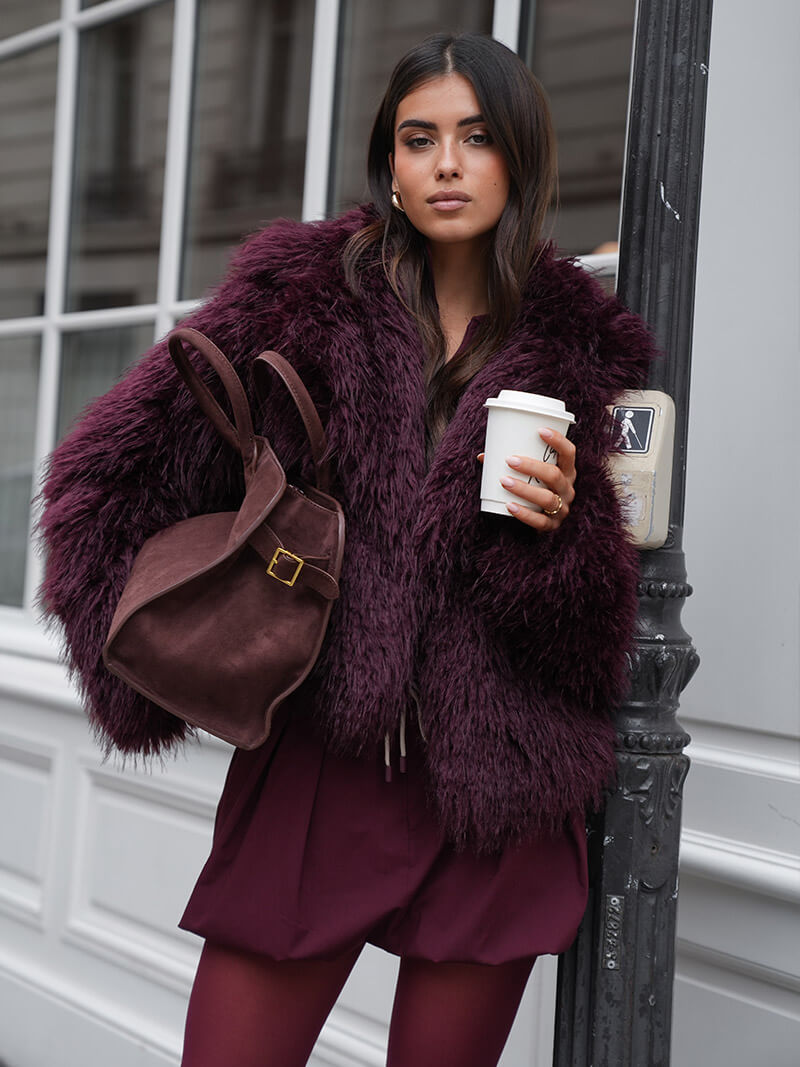 "Sac à main luxe automnal en daim végan, design élégant avec bandoulière ajustable pour femmes."