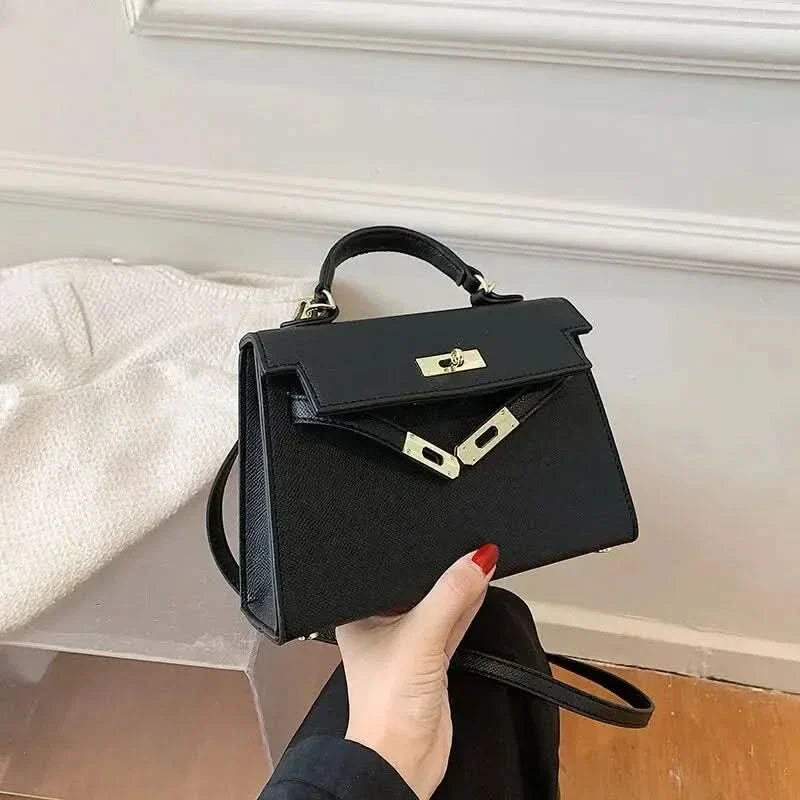 "Sac à main luxe femme, élégant et pratique, en cuir, noir et blanc, avec détails raffinés, polyvalent et spacieux"