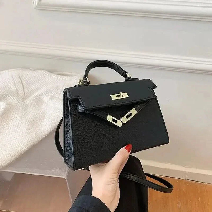 "Sac à main luxe femme, élégant et pratique, en cuir, noir et blanc, avec détails raffinés, polyvalent et spacieux"
