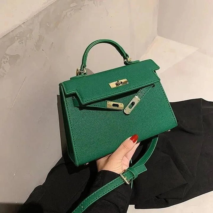 "Sac à main luxe femme, élégant et pratique, en cuir, noir et blanc, avec détails raffinés, polyvalent et spacieux"