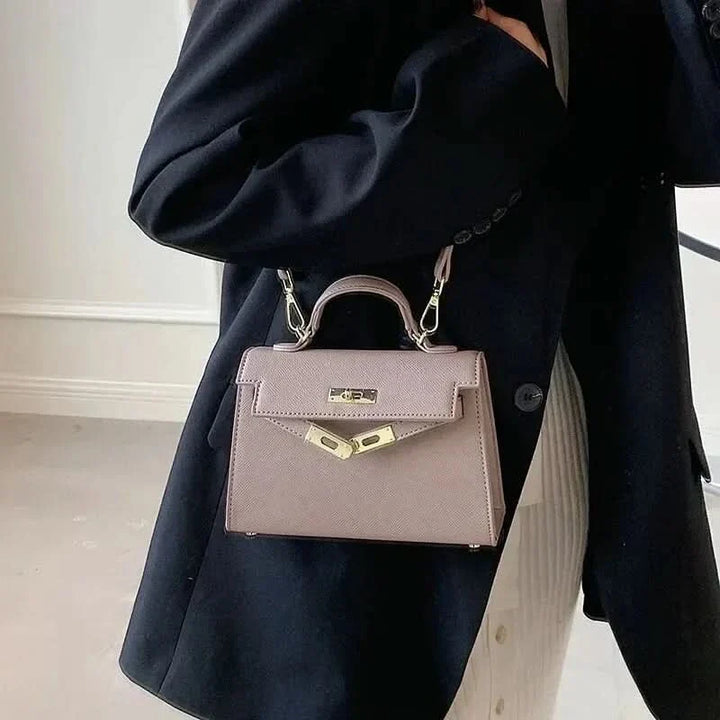 "Sac à main luxe femme, élégant et pratique, en cuir, noir et blanc, avec détails raffinés, polyvalent et spacieux"