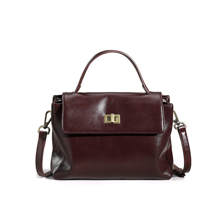 "sac à main minimaliste en cuir de vachette élégance moderne style urbain avec poches et compartiments"