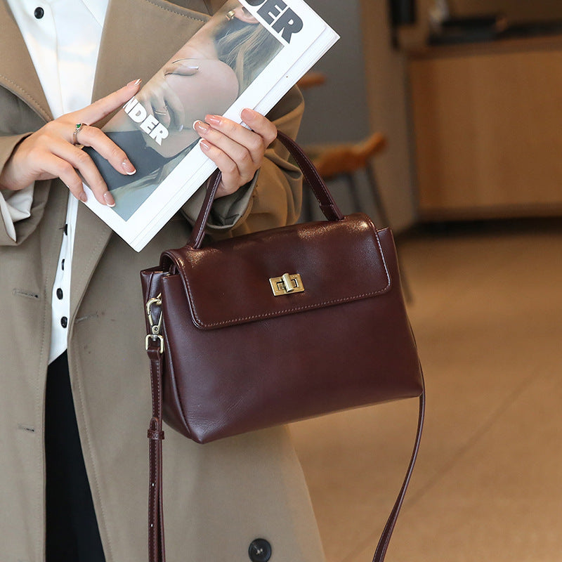 "sac à main minimaliste en cuir de vachette élégance moderne style urbain avec poches et compartiments"