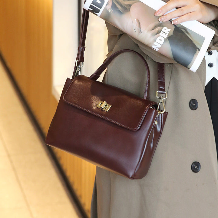 "sac à main minimaliste en cuir de vachette élégance moderne style urbain avec poches et compartiments"