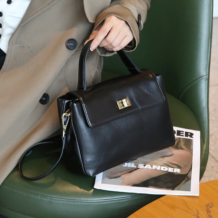 "sac à main minimaliste en cuir de vachette élégance moderne style urbain avec poches et compartiments"