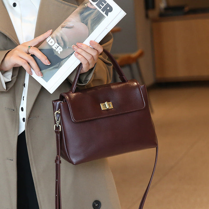 "sac à main minimaliste en cuir de vachette élégance moderne style urbain avec poches et compartiments"