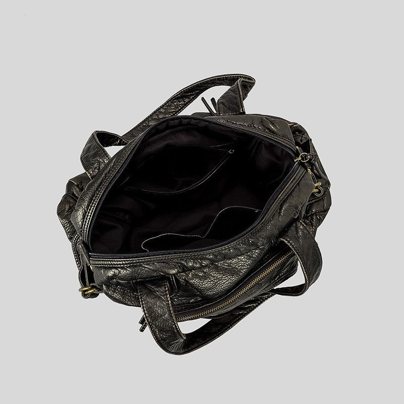Sac à main rétro en cuir végétalien texturé, avec finitions dorées et anses longues, idéal pour un style élégant.
