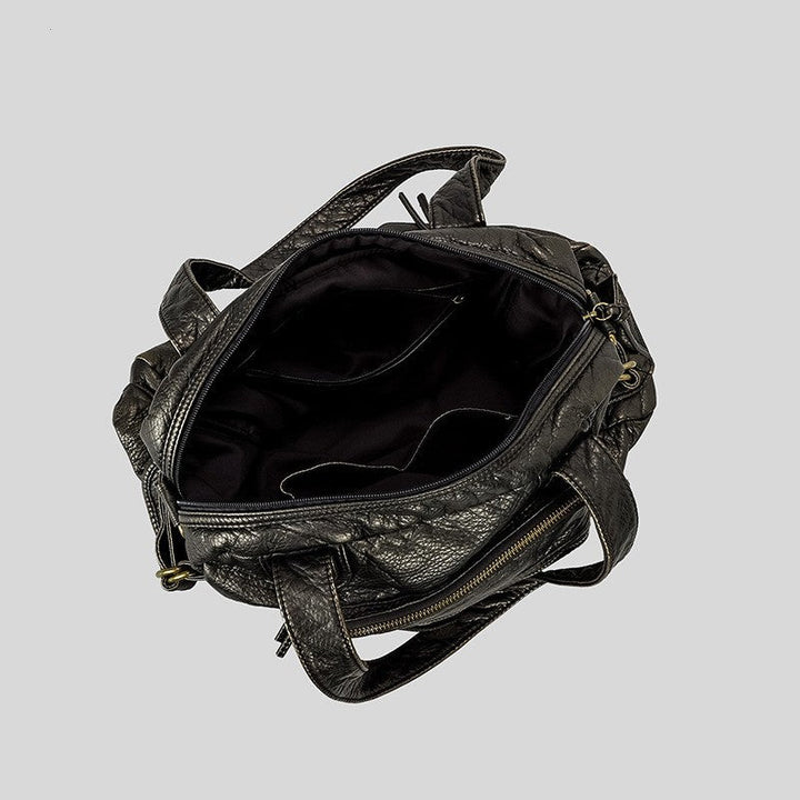 Sac à main rétro en cuir végétalien texturé, avec finitions dorées et anses longues, idéal pour un style élégant.