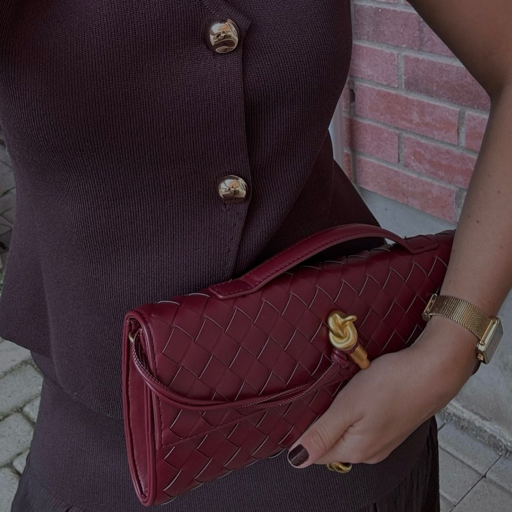 "Sac à main vegan tressé, accents dorés, spacieux, élégant, vue complète; parfait pour élévations de style."