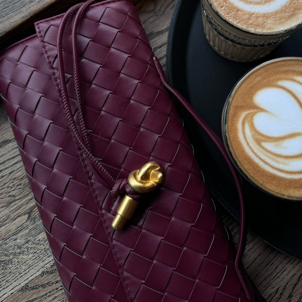 "Sac à main vegan tressé, accents dorés, spacieux, élégant, vue complète; parfait pour élévations de style."