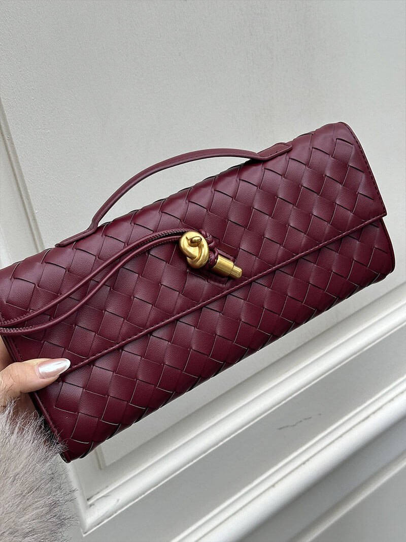"Sac à main vegan tressé, accents dorés, spacieux, élégant, vue complète; parfait pour élévations de style."