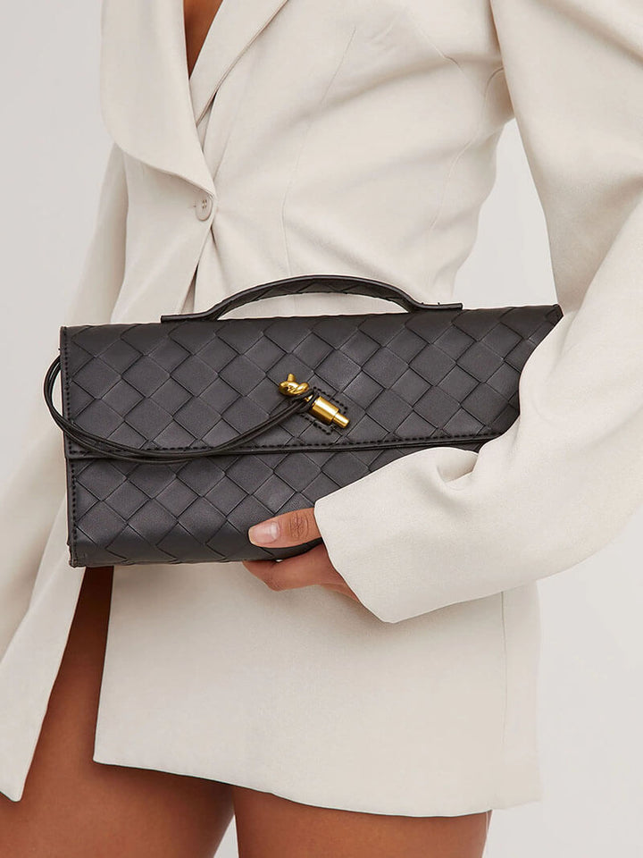 "Sac à main vegan tressé, accents dorés, spacieux, élégant, vue complète; parfait pour élévations de style."