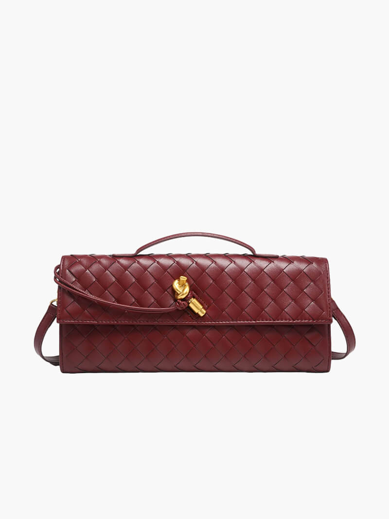 "Sac à main vegan tressé, accents dorés, spacieux, élégant, vue complète; parfait pour élévations de style."