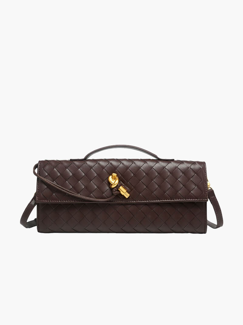 "Sac à main vegan tressé, accents dorés, spacieux, élégant, vue complète; parfait pour élévations de style."