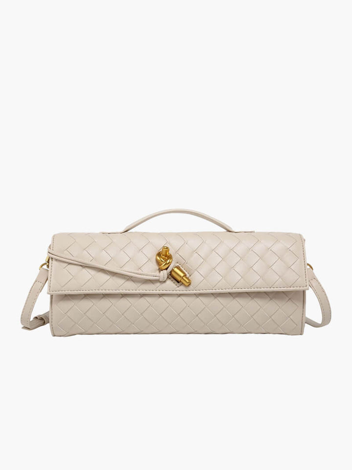 "Sac à main vegan tressé, accents dorés, spacieux, élégant, vue complète; parfait pour élévations de style."