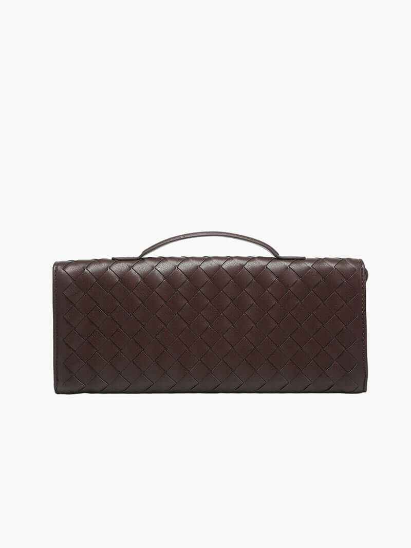 "Sac à main vegan tressé, accents dorés, spacieux, élégant, vue complète; parfait pour élévations de style."