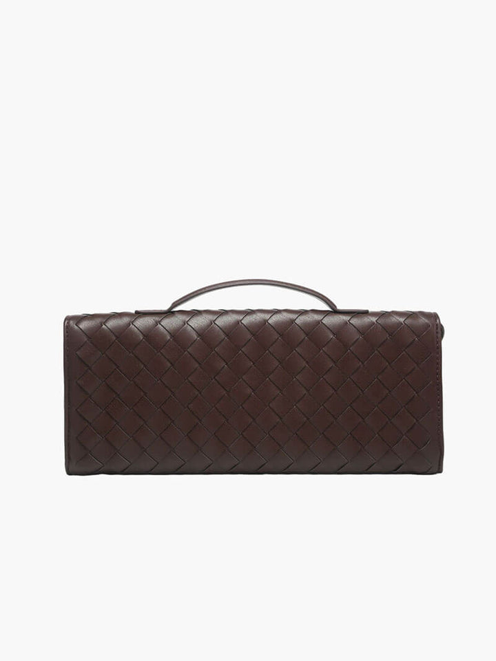 "Sac à main vegan tressé, accents dorés, spacieux, élégant, vue complète; parfait pour élévations de style."