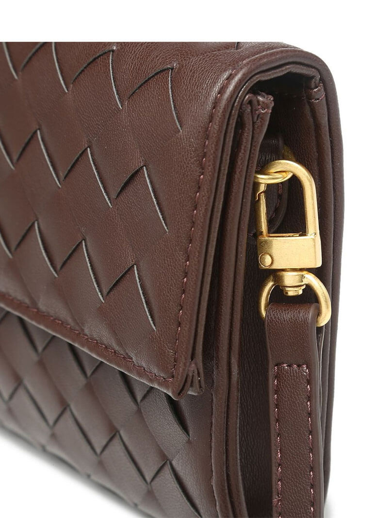 "Sac à main vegan tressé, accents dorés, spacieux, élégant, vue complète; parfait pour élévations de style."