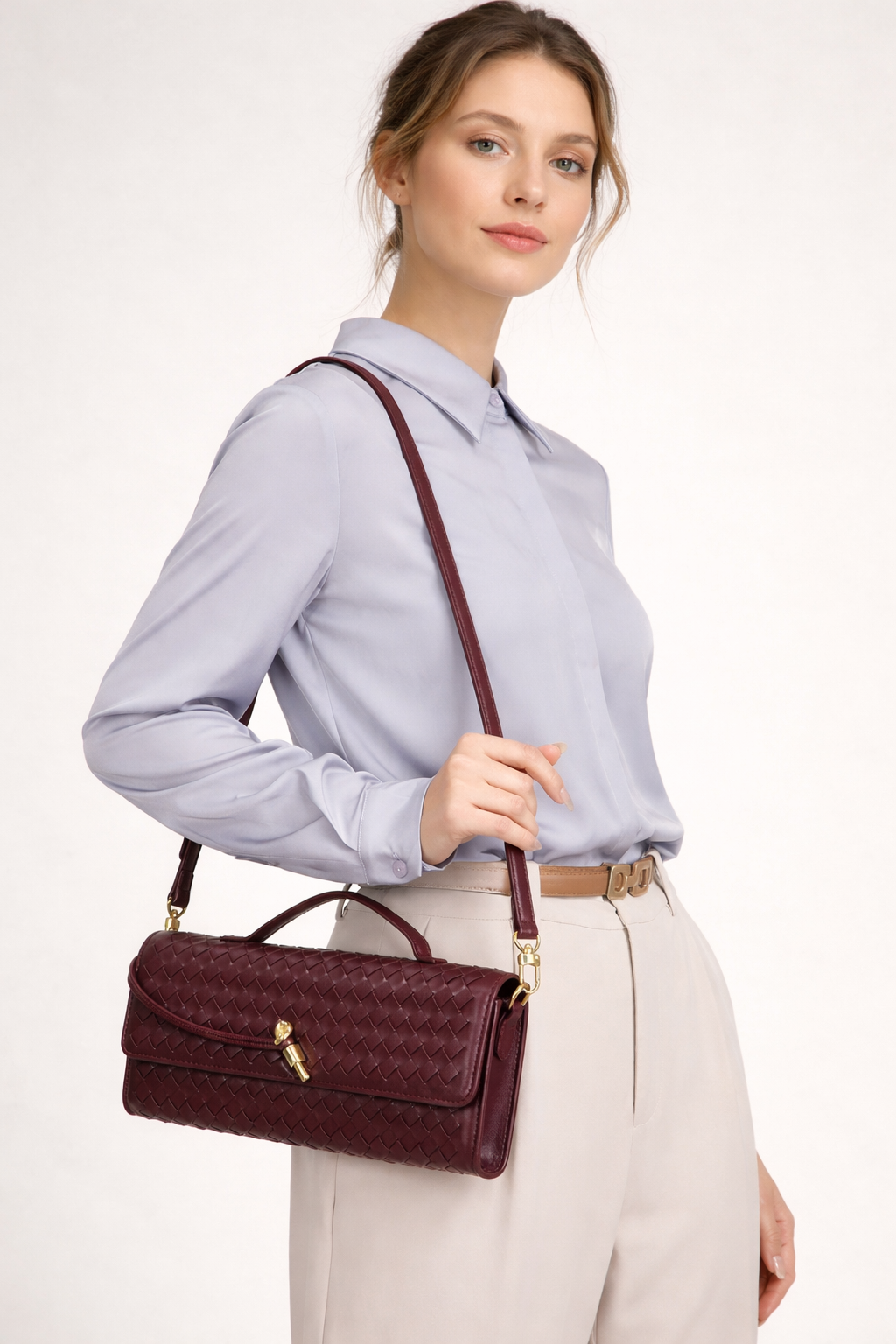 Sac baguette tressé élégant pour femme avec bandoulière ajustable, accessoire mode parfait.