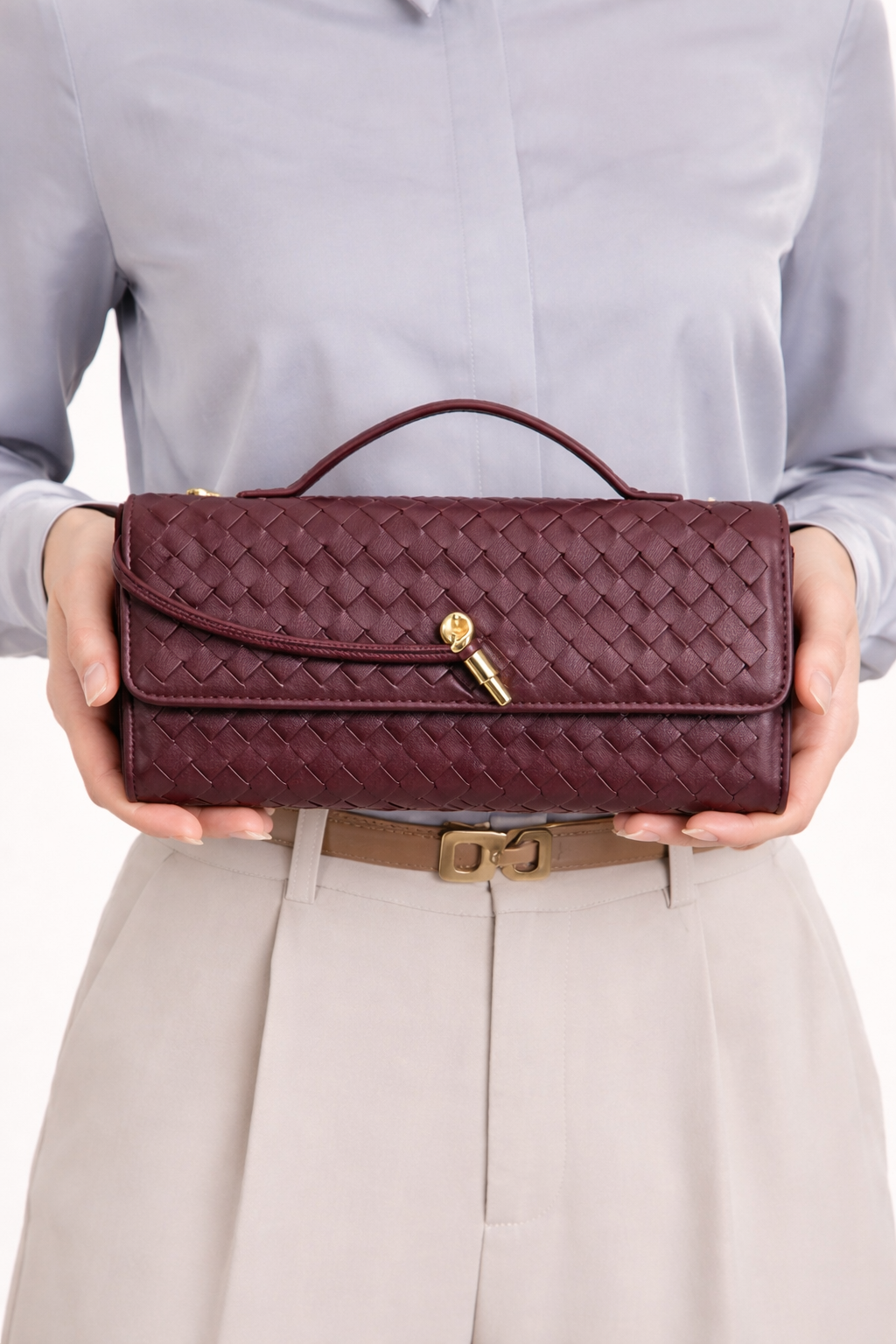 Sac femme baguette tressé, texture unique et design chic, bandoulière réglable.