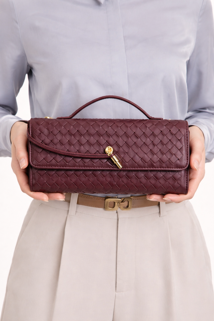 Sac femme baguette tressé, texture unique et design chic, bandoulière réglable.