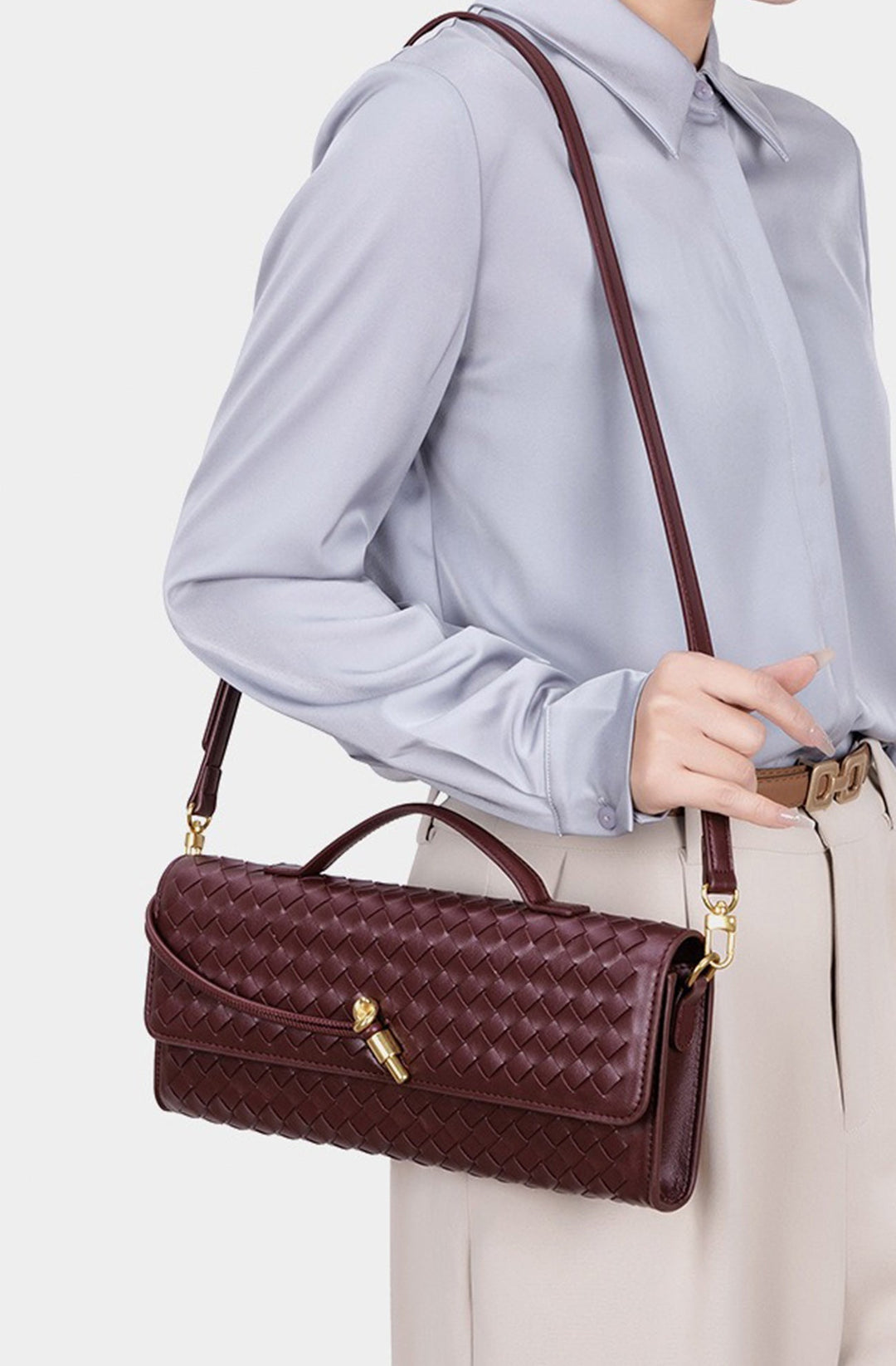 Sac à épaule baguette tressé pour femme, accessoire mode polyvalent, idéal jour et nuit.
