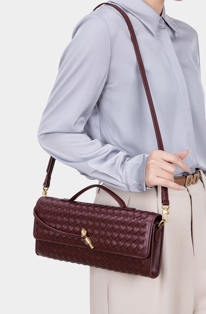 Sac à épaule baguette tressé pour femme, accessoire mode polyvalent, idéal jour et nuit.