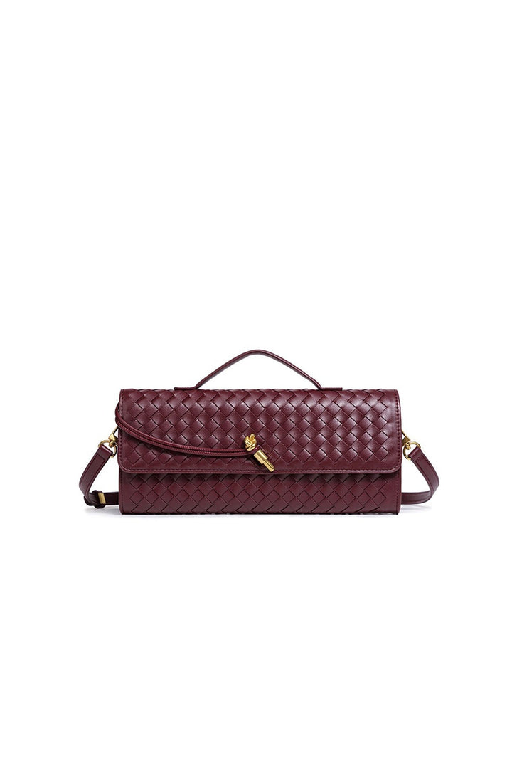 Sac baguette femme avec bandoulière ajustable, porté épaule ou croisé, style tressé moderne.