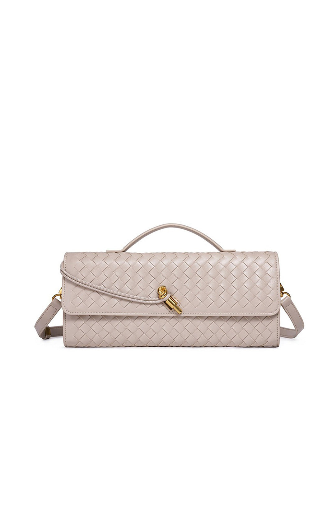 Gros plan sur le tressage du sac baguette femme, finition raffinée et bandoulière ajustable.