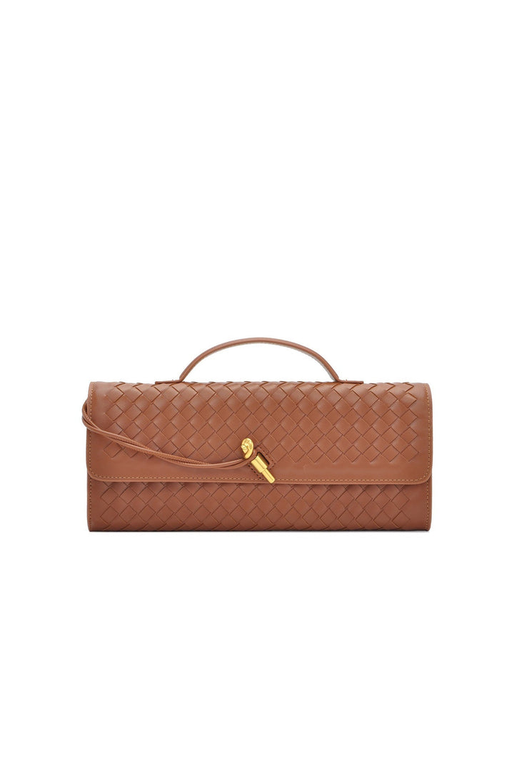 Sac baguette tressé pour femme, présentation complète, bandoulière ajustable pour un confort optimal.