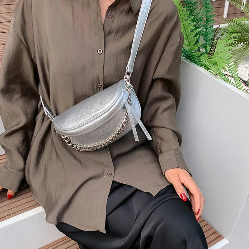 Sac banane argenté élégant pour femme en cuir PU, idéal soirée ou sortie décontractée, avec chaîne dorée.